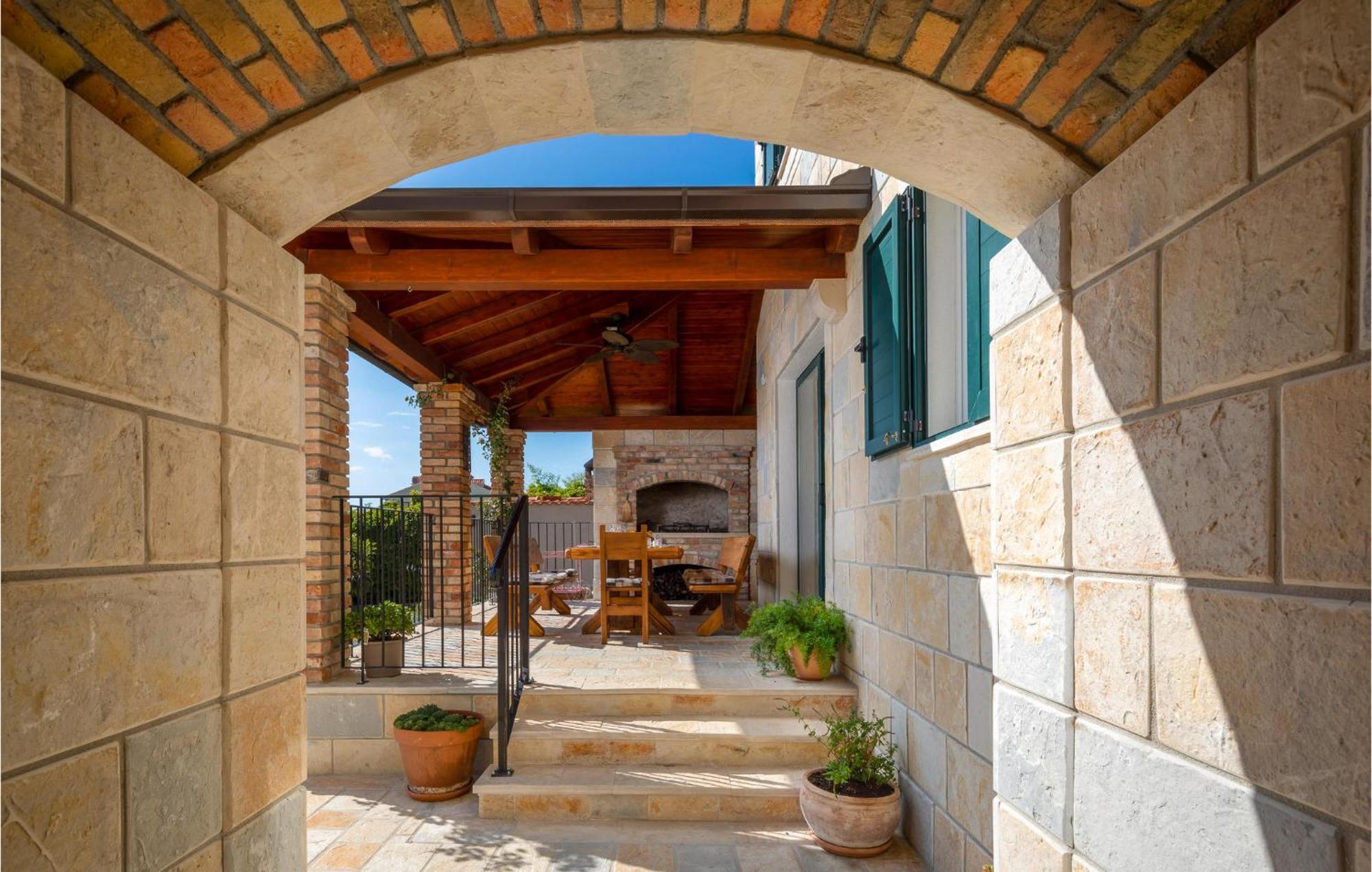 Cozy Home In Zrnovnica With Wifi Exterior photo