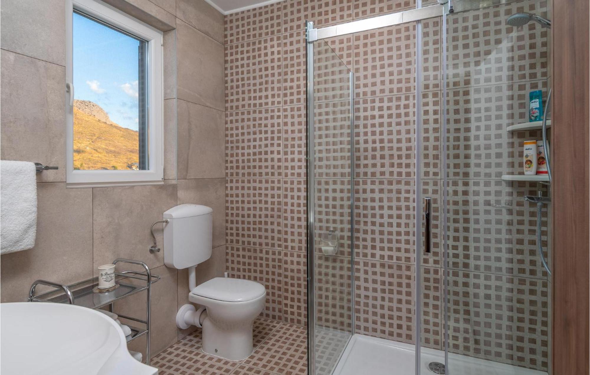 Cozy Home In Zrnovnica With Wifi Exterior photo