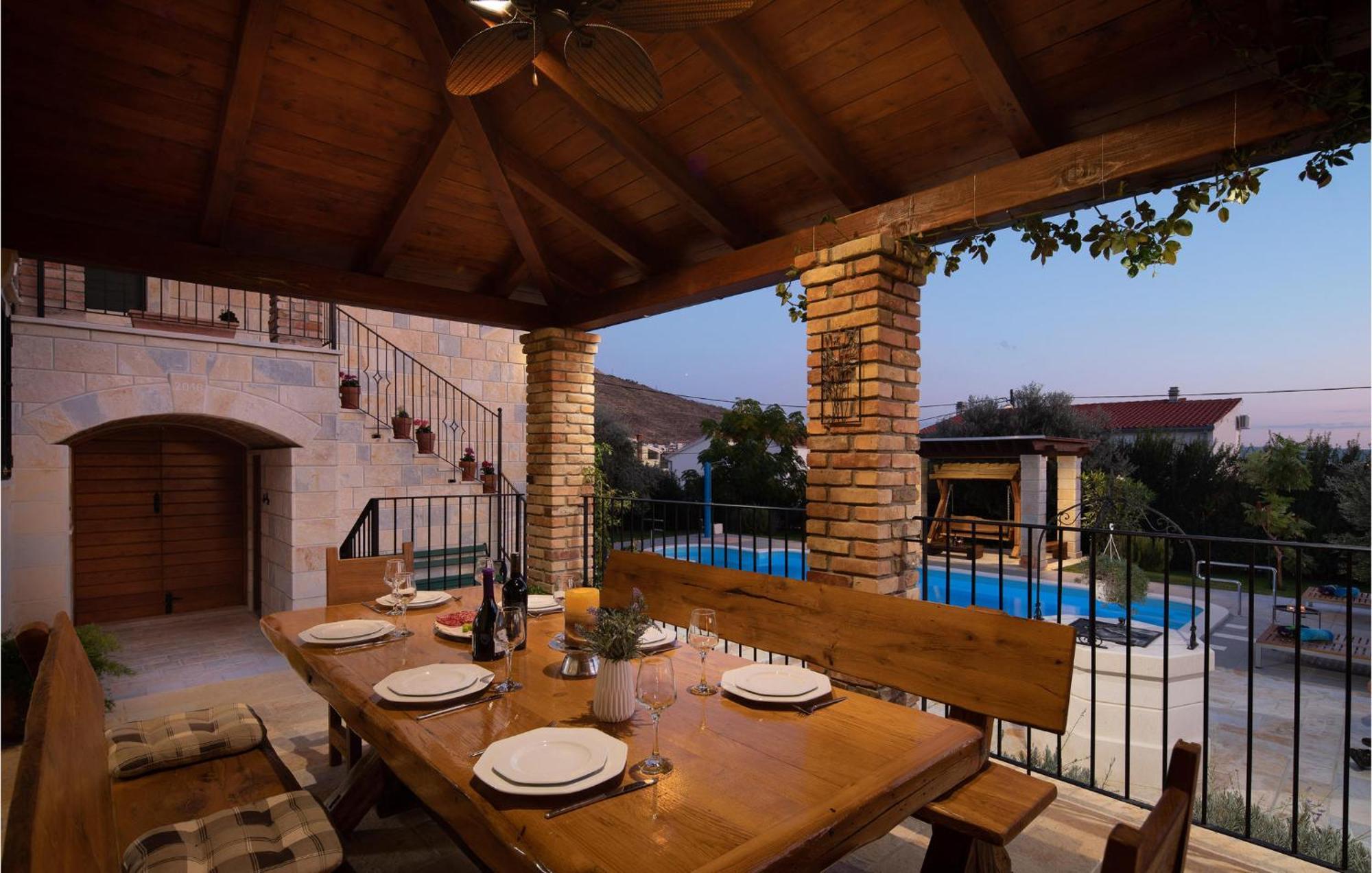 Cozy Home In Zrnovnica With Wifi Exterior photo