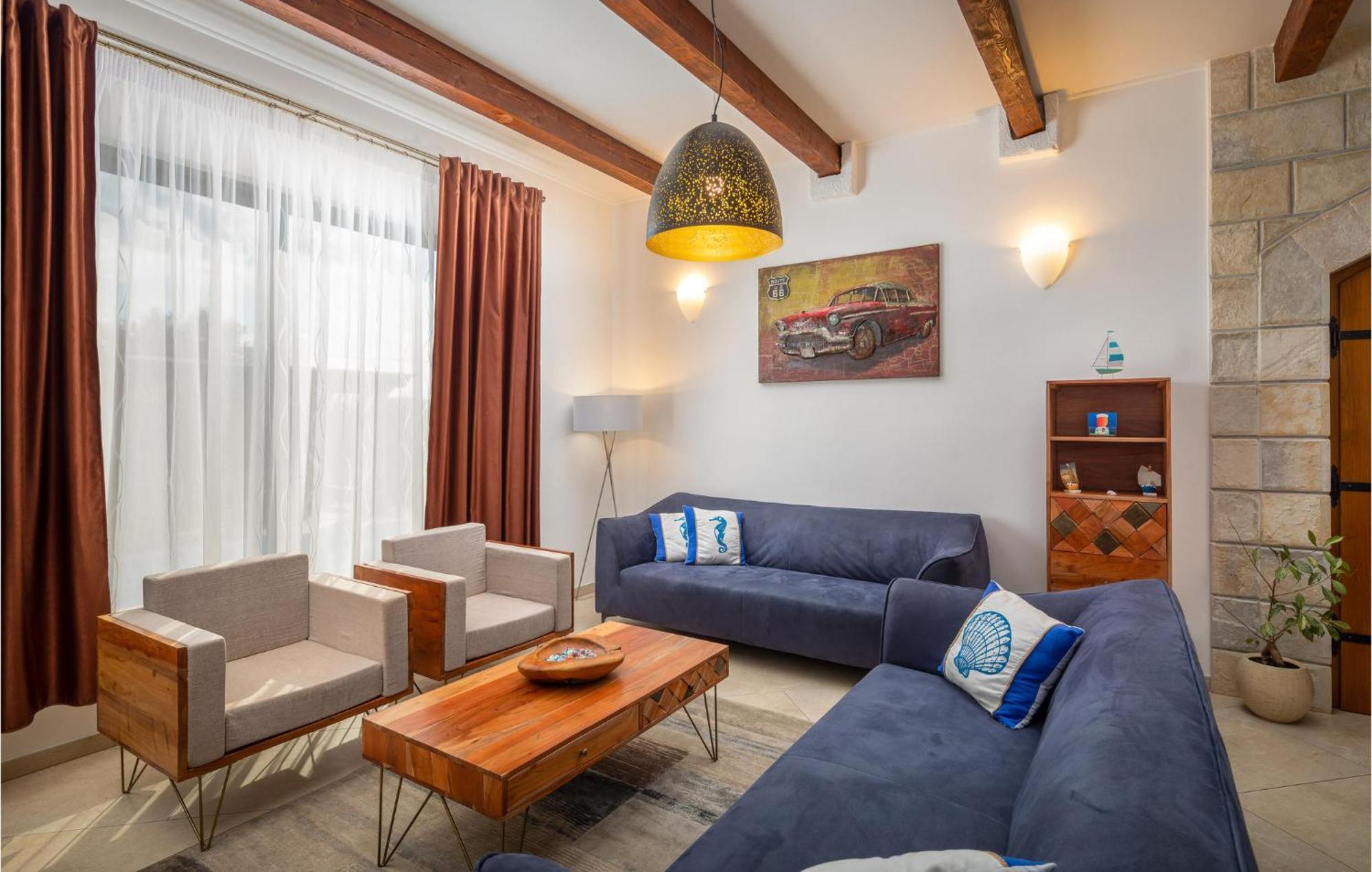 Cozy Home In Zrnovnica With Wifi Exterior photo